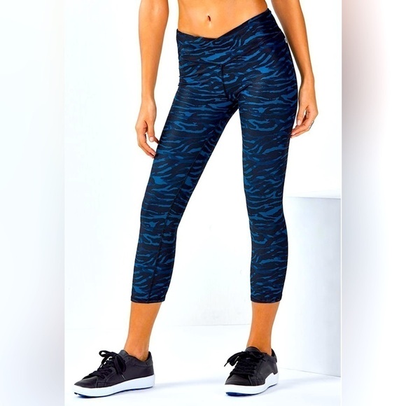 Fabletics Pants - Fabletics Winn Printed PowerHold Capris Size XS